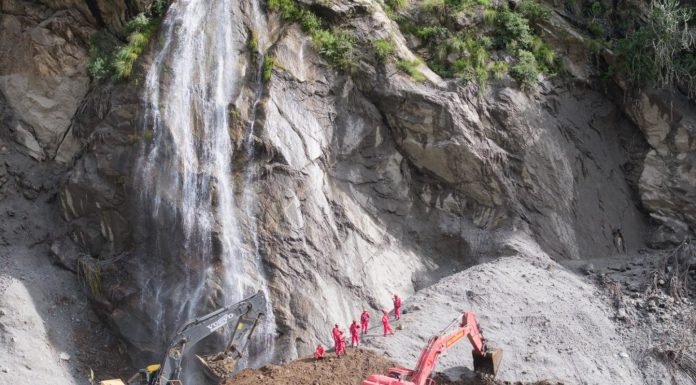 Cina: lavori senza sosta per riaprire la strada verso il valico di Gyirong (2)