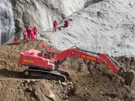 Cina: lavori senza sosta per riaprire la strada verso il valico di Gyirong (3)