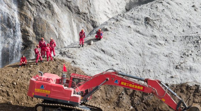 Cina: lavori senza sosta per riaprire la strada verso il valico di Gyirong (3)