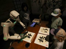Cina: robot impugna un pennello da calligrafia cinese alla Biennale di Venezia
