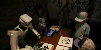 Cina: robot impugna un pennello da calligrafia cinese alla Biennale di Venezia