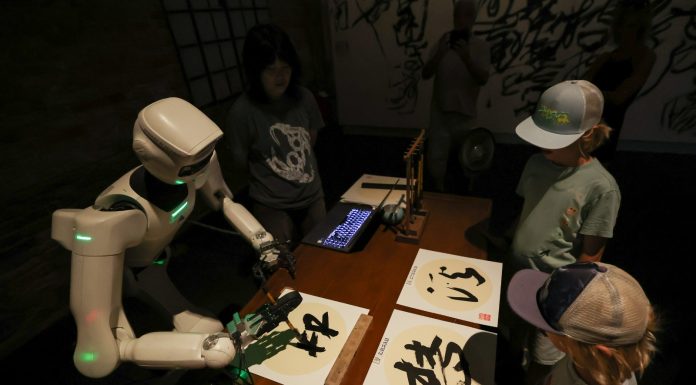 Cina: robot impugna un pennello da calligrafia cinese alla Biennale di Venezia