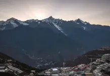 Cina: monte Meili innevato fa da sfondo a un concerto etnico nello Yunnan (2)