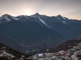 Cina: monte Meili innevato fa da sfondo a un concerto etnico nello Yunnan (2)