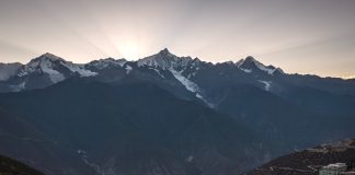 Cina: monte Meili innevato fa da sfondo a un concerto etnico nello Yunnan (2)