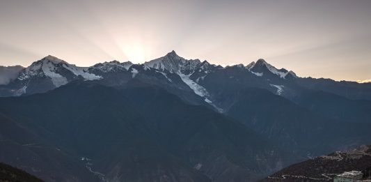 Cina: monte Meili innevato fa da sfondo a un concerto etnico nello Yunnan (2)