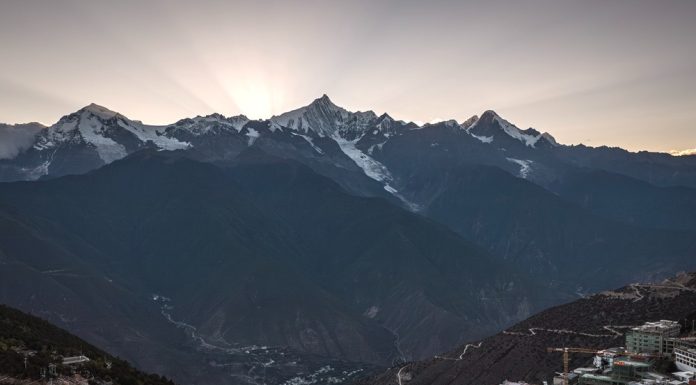 Cina: monte Meili innevato fa da sfondo a un concerto etnico nello Yunnan (2)