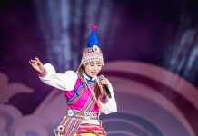 Cina: monte Meili innevato fa da sfondo a un concerto etnico nello Yunnan (3)