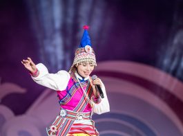 Cina: monte Meili innevato fa da sfondo a un concerto etnico nello Yunnan (3)