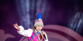 Cina: monte Meili innevato fa da sfondo a un concerto etnico nello Yunnan (3)