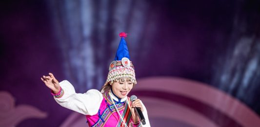 Cina: monte Meili innevato fa da sfondo a un concerto etnico nello Yunnan (3)