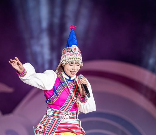 Cina: monte Meili innevato fa da sfondo a un concerto etnico nello Yunnan (3)