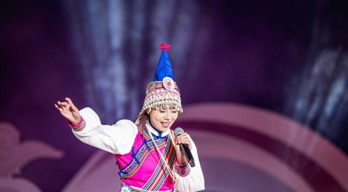 Cina: monte Meili innevato fa da sfondo a un concerto etnico nello Yunnan (3)