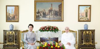 Cina: Peng Liyuan conversa e visita una mostra con la moglie del presidente egiziano