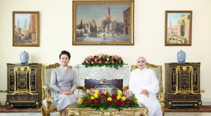Cina: Peng Liyuan conversa e visita una mostra con la moglie del presidente egiziano