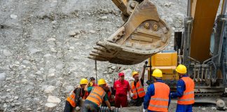 Cina: soccorritori al lavoro nell’area colpita dalla colata a Gyirong (1)