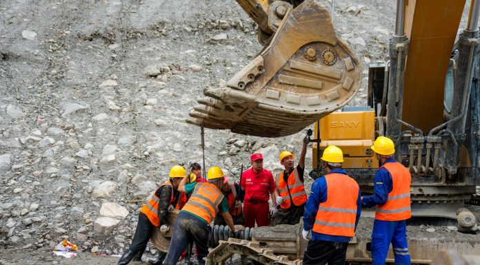 Cina: soccorritori al lavoro nell’area colpita dalla colata a Gyirong (1)