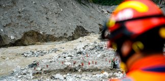 Cina: soccorritori al lavoro nell’area colpita dalla colata a Gyirong (2)