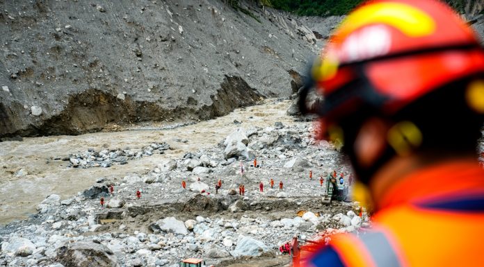 Cina: soccorritori al lavoro nell’area colpita dalla colata a Gyirong (2)