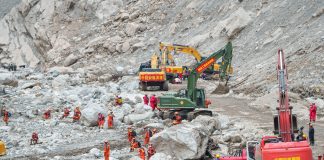 Cina: soccorritori al lavoro nell’area colpita dalla colata a Gyirong (3)