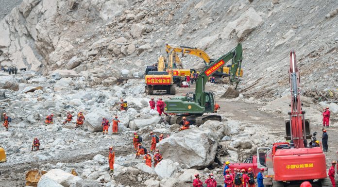 Cina: soccorritori al lavoro nell’area colpita dalla colata a Gyirong (3)