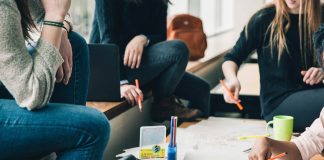 Il ruolo dei regali aziendali nelle strategie di relazione tra imprese creative al lavoro