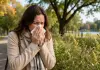 Allergie di settembre: quali sono le piante che possono creare problemi donna che starnutisce