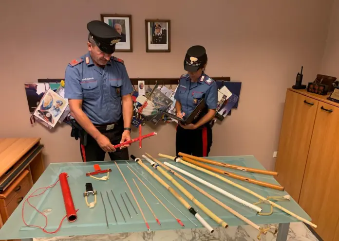 oggetti atti ad offendere sequestrati dai carabinieri di Isola delle Femmine