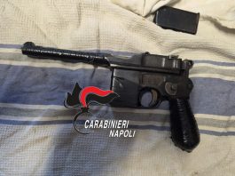 Pistola da guerra e hashish in casa, 33enne arrestato nel Napoletano