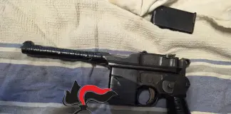 Pistola da guerra e hashish in casa, 33enne arrestato nel Napoletano