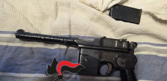 Pistola da guerra e hashish in casa, 33enne arrestato nel Napoletano
