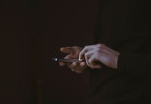 Carta d’identità cartacea, la proroga del 3 agosto non ferma la corsa al digitale smartphone in mano