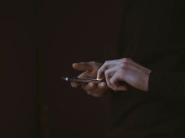 Carta d’identità cartacea, la proroga del 3 agosto non ferma la corsa al digitale smartphone in mano