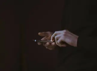 Carta d’identità cartacea, la proroga del 3 agosto non ferma la corsa al digitale smartphone in mano