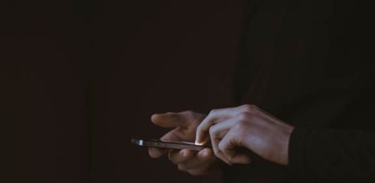 Carta d’identità cartacea, la proroga del 3 agosto non ferma la corsa al digitale smartphone in mano