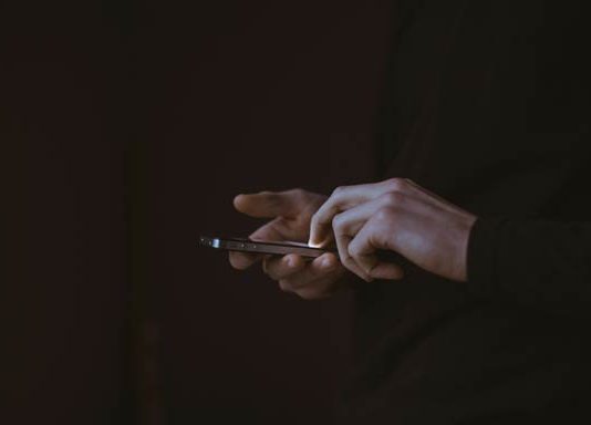 Carta d’identità cartacea, la proroga del 3 agosto non ferma la corsa al digitale smartphone in mano