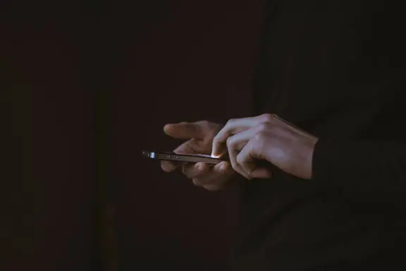 smartphone in mano smartphone in mano