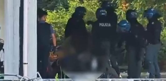 Sgomberato a Roma lo stabile di Via Tallone, Meloni “Continua il lavoro per riportare la legalità” / Video
