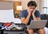 Cosa copre l’assicurazione di annullamento viaggio? uomo triste per volo annullato