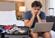 Cosa copre l’assicurazione di annullamento viaggio? uomo triste per volo annullato