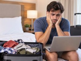 Cosa copre l’assicurazione di annullamento viaggio? uomo triste per volo annullato