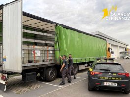 Napoli, sequestrati 30 mila litri di benzina di contrabbando: due denunciati / Video