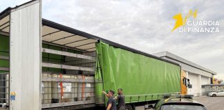 Napoli, sequestrati 30 mila litri di benzina di contrabbando: due denunciati / Video