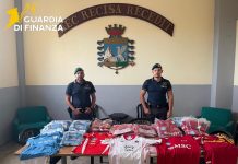 Sequestrate oltre 2300 magliette contraffatte del Napoli, un denunciato
