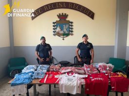 Sequestrate oltre 2300 magliette contraffatte del Napoli, un denunciato