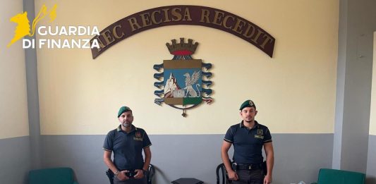 Sequestrate oltre 2300 magliette contraffatte del Napoli, un denunciato