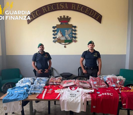 Sequestrate oltre 2300 magliette contraffatte del Napoli, un denunciato