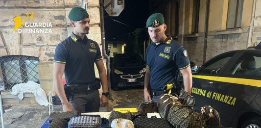 Vibo Valentia, finanzieri sequestrano 100 borse con marchi contraffatti