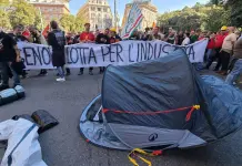 Sciopero di 24 ore in tutti gli stabilimenti ex Ilva, i lavoratori di Genova piantano le tende davanti alla prefettura