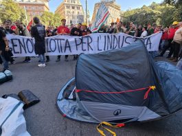 Sciopero di 24 ore in tutti gli stabilimenti ex Ilva, i lavoratori di Genova piantano le tende davanti alla prefettura
